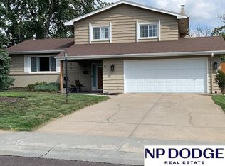 719 Tara Rd, Papillion, NE 68046
