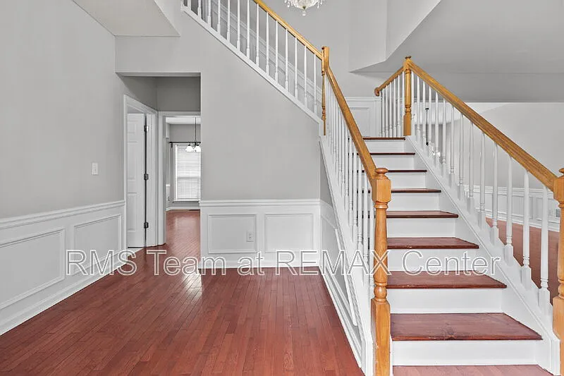 5 bed, 3.5 bath, 3704 sqft, $3,600 — Photo 2