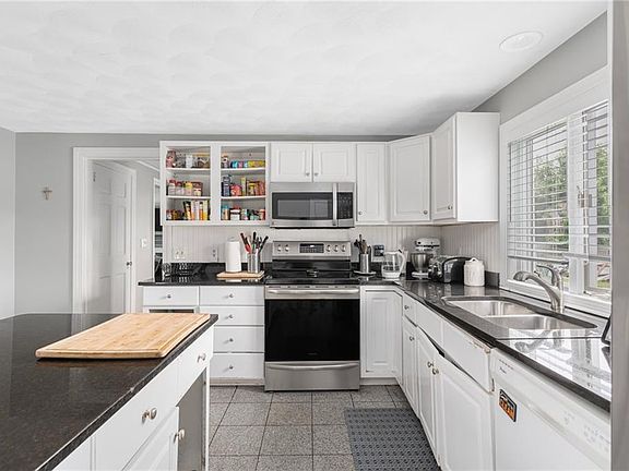 3rd image of 20 Maywood Dr