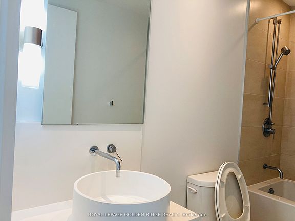 5th image of 185 Roehampton Ave #2311