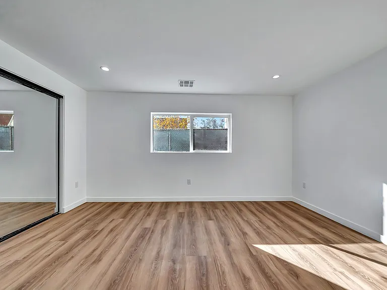 11845 Hamlin St — Photo 34