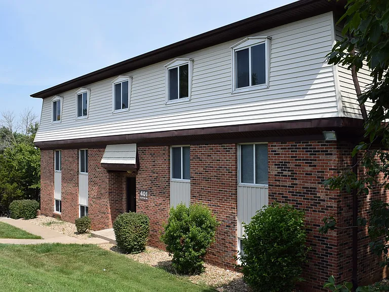 401 Clayton Dr — Photo 3