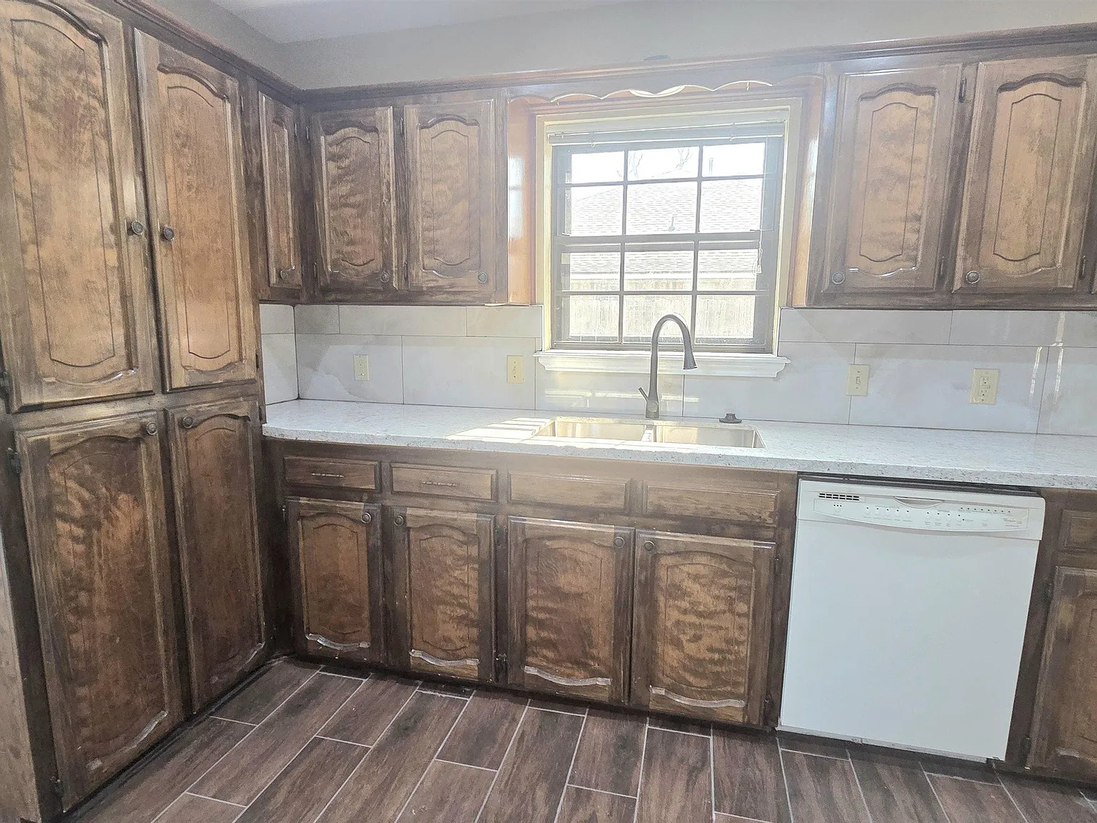 4 bed, 2345 sqft, $2,200 — Photo 3