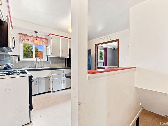 5th image of 23859 Filmore St