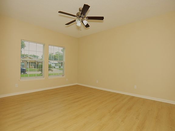 4th image of 1611 N Avenue R