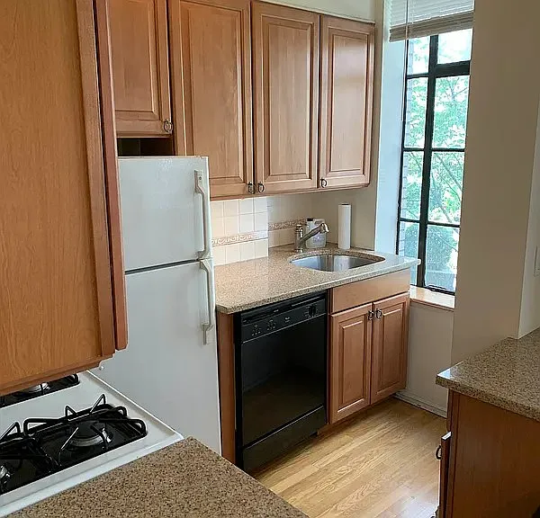 353 W 56th St #2L — Photo 4