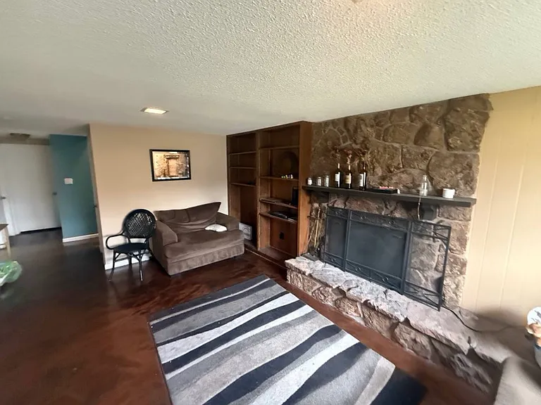 1123 S Oakland St — Photo 8