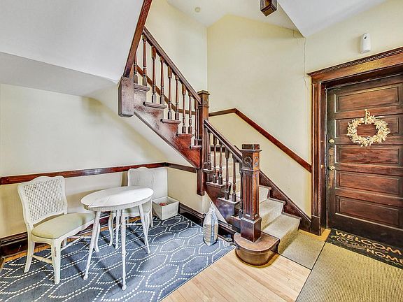 3rd image of 1543 N Leavitt St #2