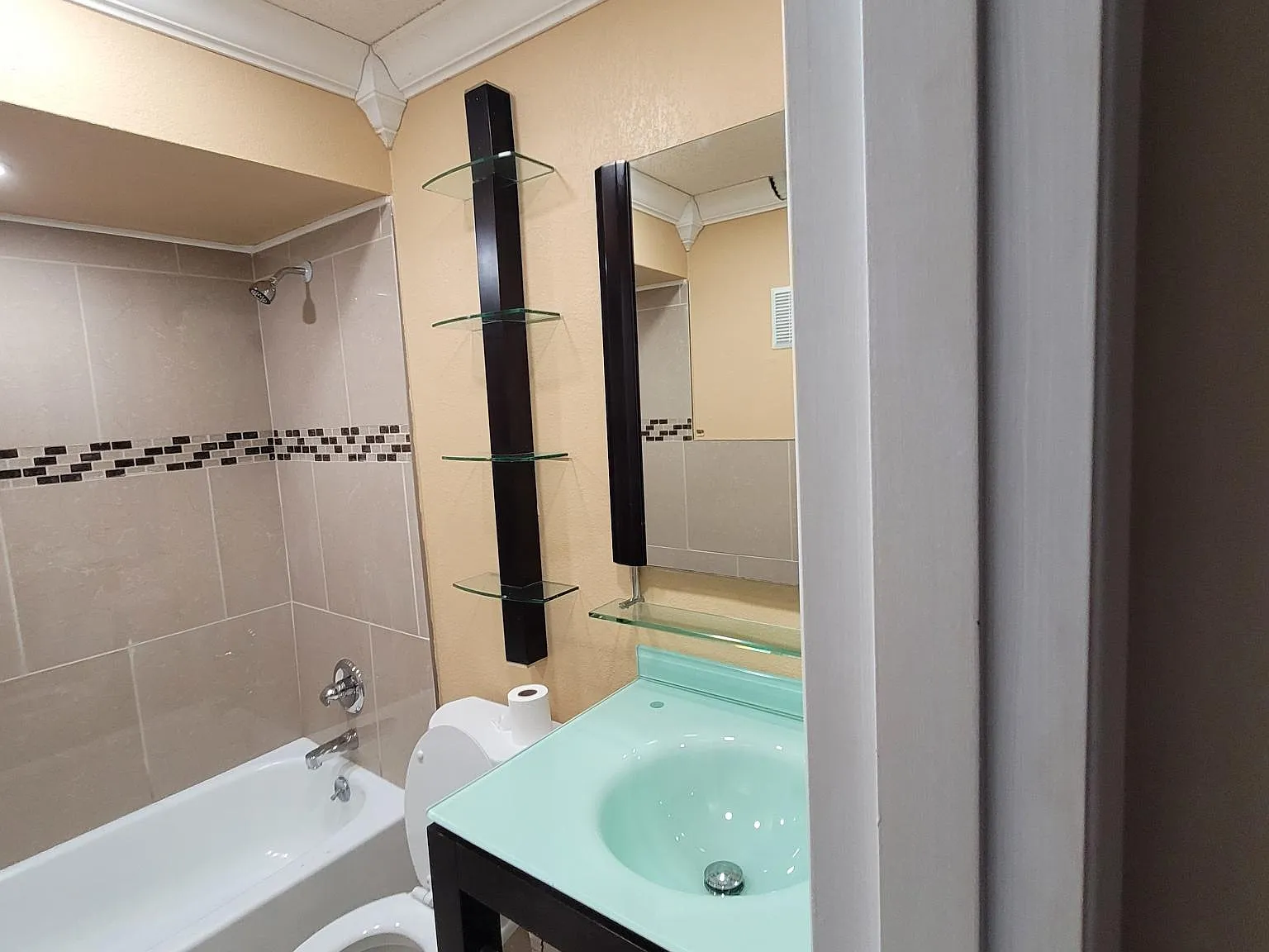 2 bed, 976 sqft, $1,300 — Photo 2