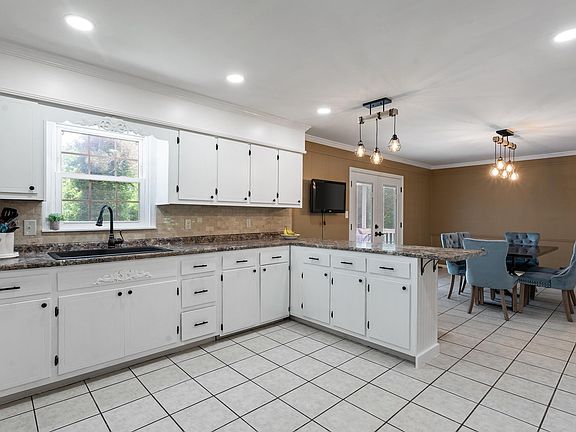 4th image of 374 Valley Ln