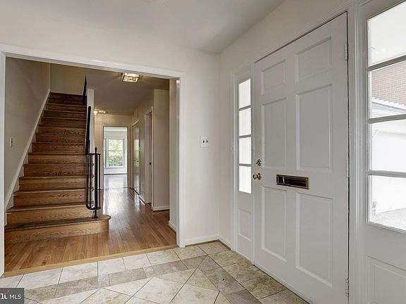 2nd image of 10239 Gainsborough Rd