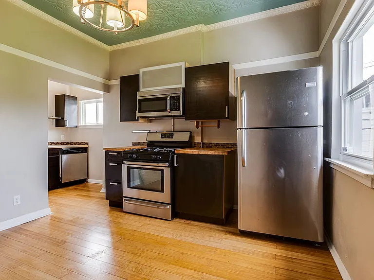 Great building with off street parking, views of the city, laundry on site! — Photo 37
