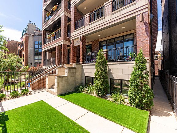2nd image of 2040 N Burling St APT 1