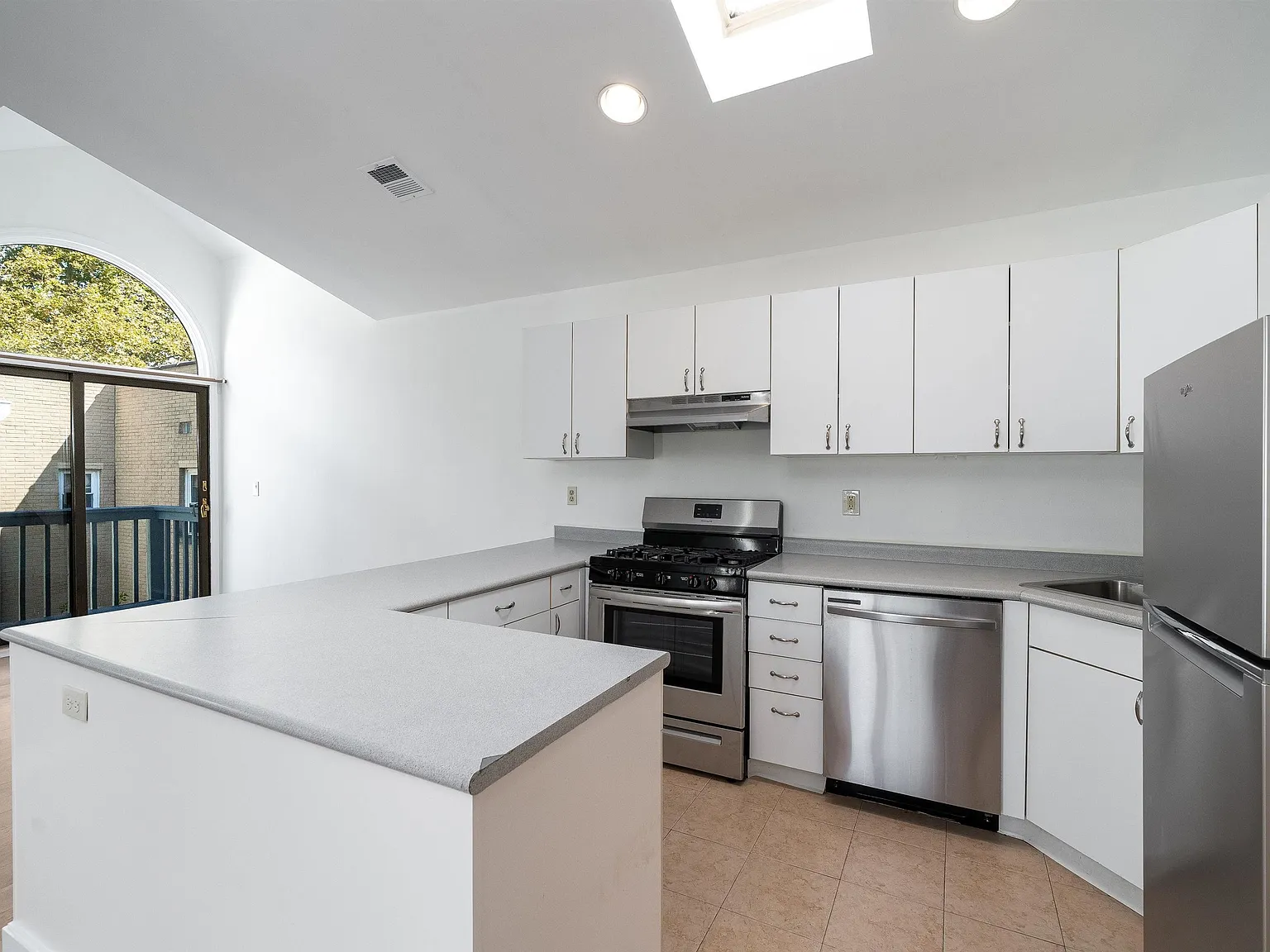 2 bed, 2.0 bath, 1050 sqft, $3,000 — Photo 3