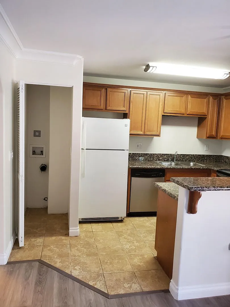 One Bedroom Condo In A Luxury Upscale Complex — Photo 4