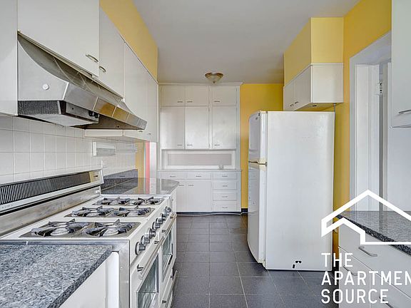 3rd image of 415 W Aldine Ave APT 9A