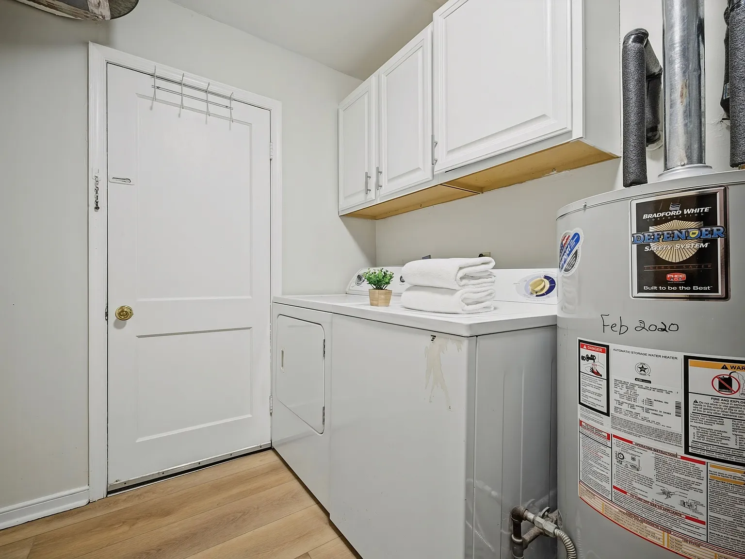 4 bed, 2.5 bath, 2215 sqft, $3,200 — Photo 4