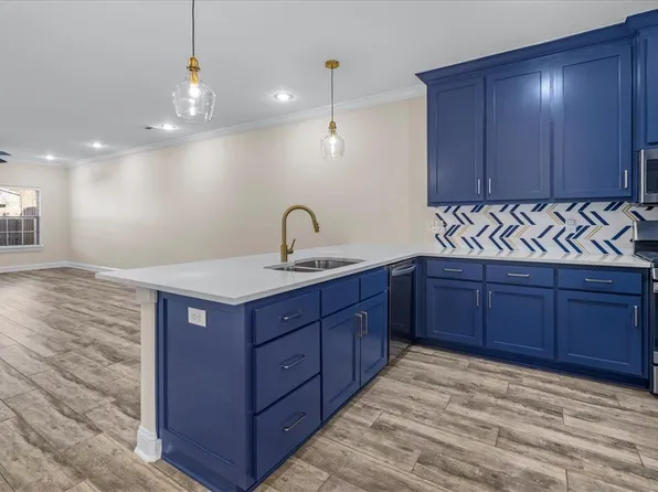 2821 W Persimmon St, Rogers, AR 72756