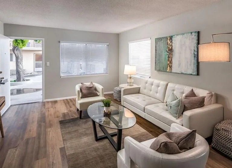 4461 Menlo Ave — Photo 2