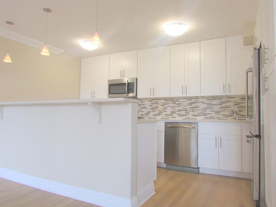 2nd image of 200 Cozine Ave #8-6E