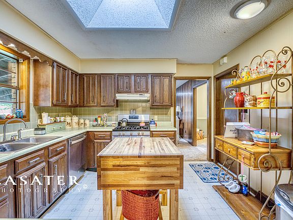 2nd image of 402 Tamarind St