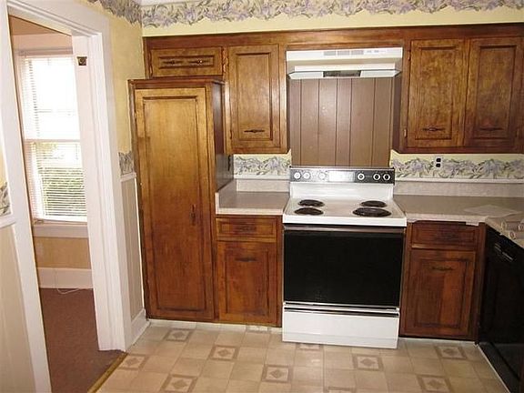 2nd image of 302 Leslie Ave