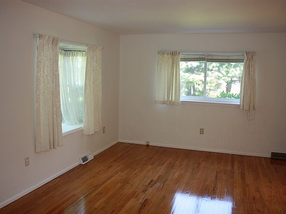 4th image of 27 Acorn Ave