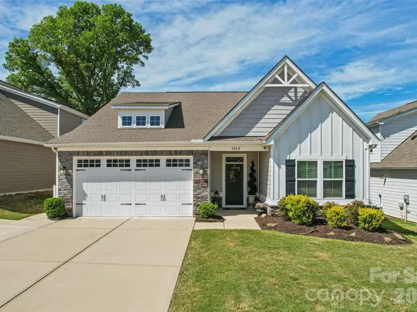 5042 Summer Surprise Ln, Charlotte, NC 28215