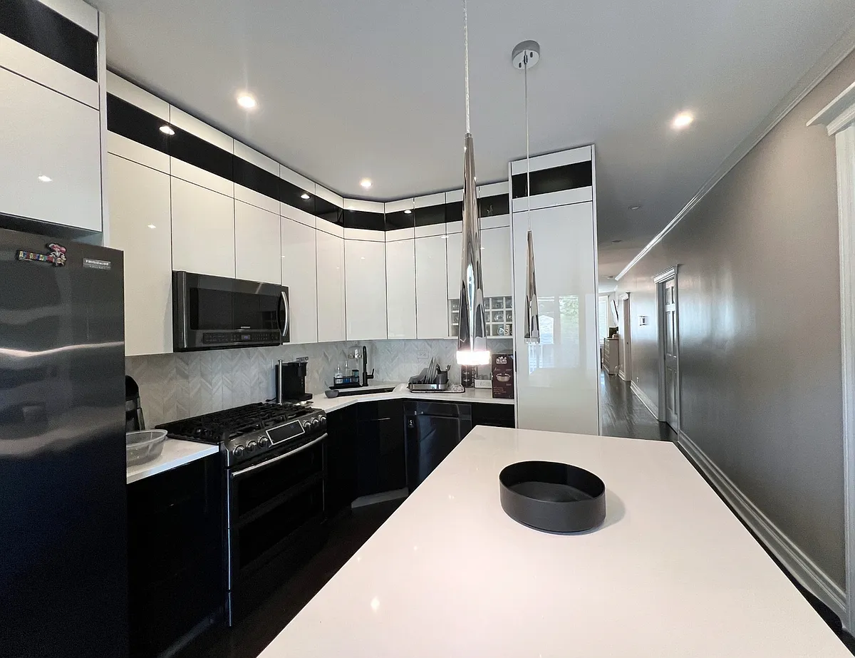 Building Photo - 3839 N Hamlin Ave #1