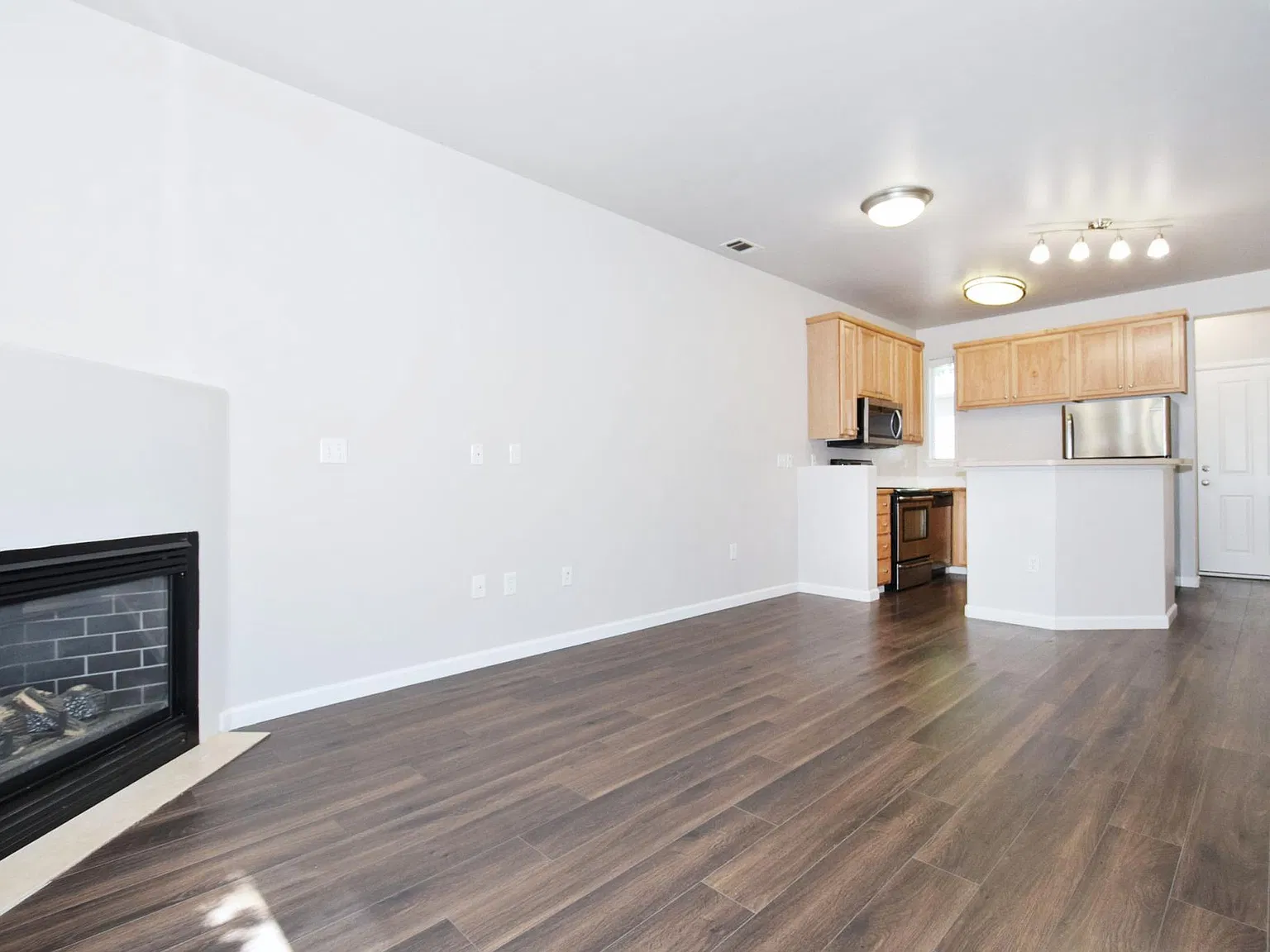 2 bed, 1096 sqft, $2,099 — Photo 3