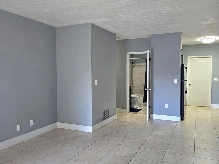 305 SW 14th St #1-2 — Photo 3
