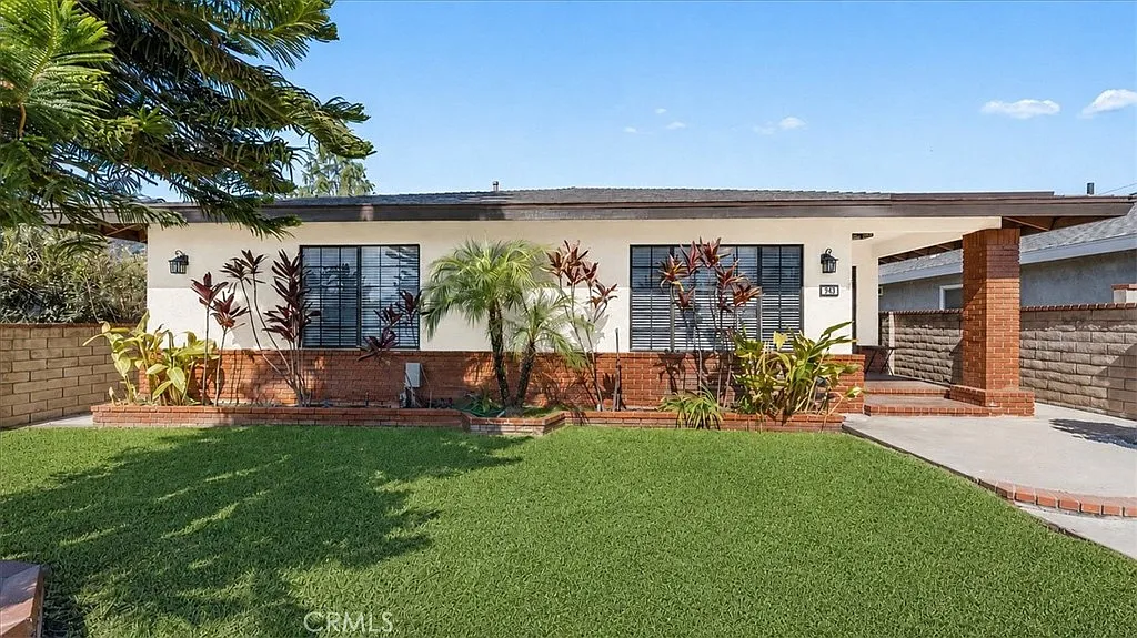 4 bed, 2336 sqft, $4,600 — Photo 1