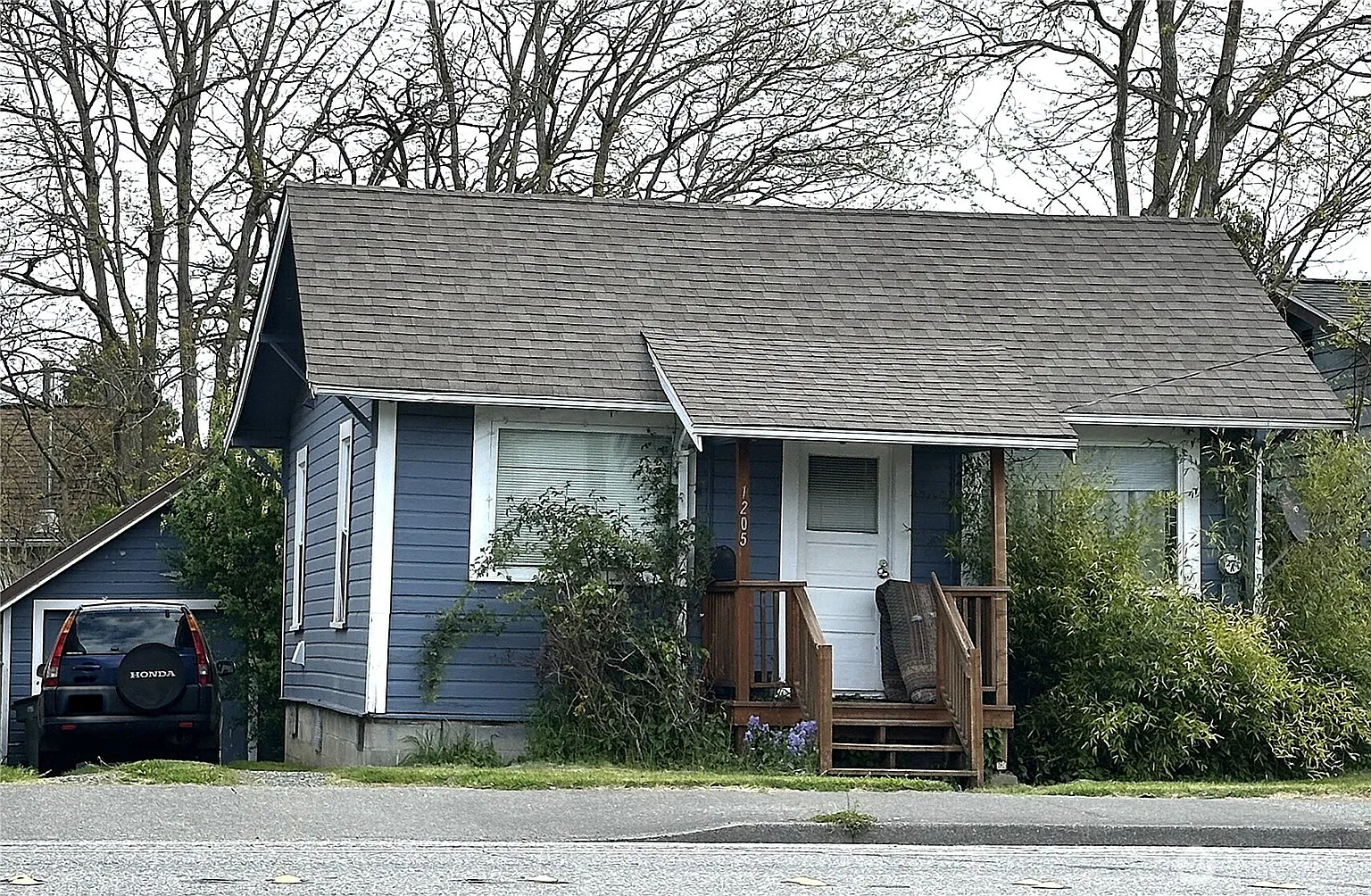 1205 E Maple Street photo 1