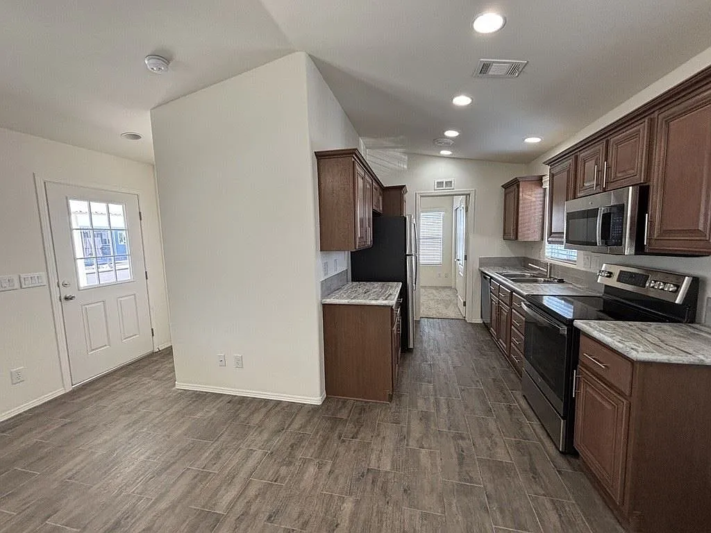 2 bed, 2.0 bath, 748 sqft, $1,444 — Photo 3