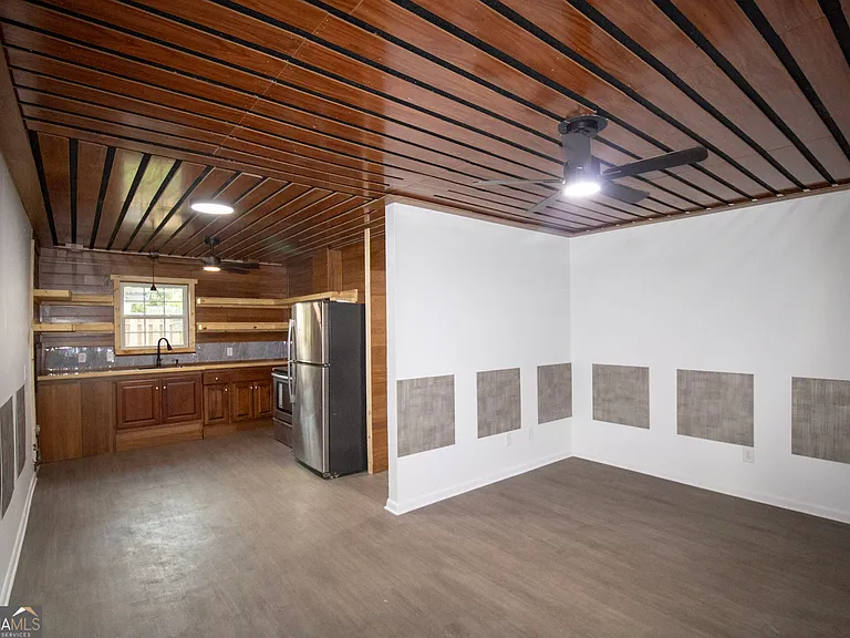 20 E Jones Ave — Photo 3
