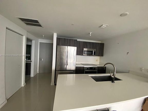 4th image of 488 NE 18th St #4805
