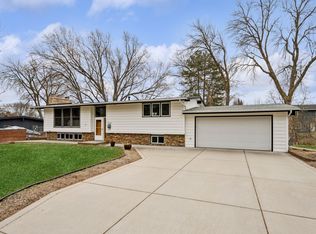 8045 Wynnwood Rd, Golden Valley, MN 55427