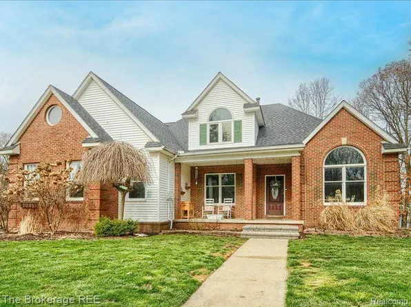 301 Gray Rd, Lapeer, MI 48446