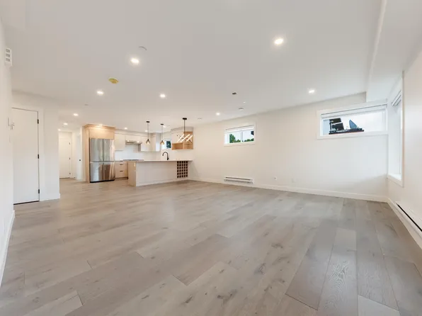 5092 Slocan St #202, Vancouver, BC V5R 2A5
