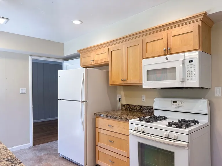 656 Evelyn Ct — Photo 7