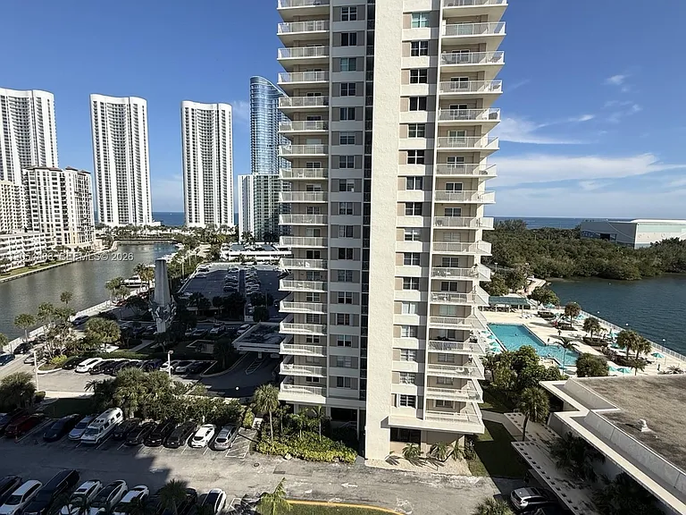 500 Bayview Dr #1031 — Photo 2