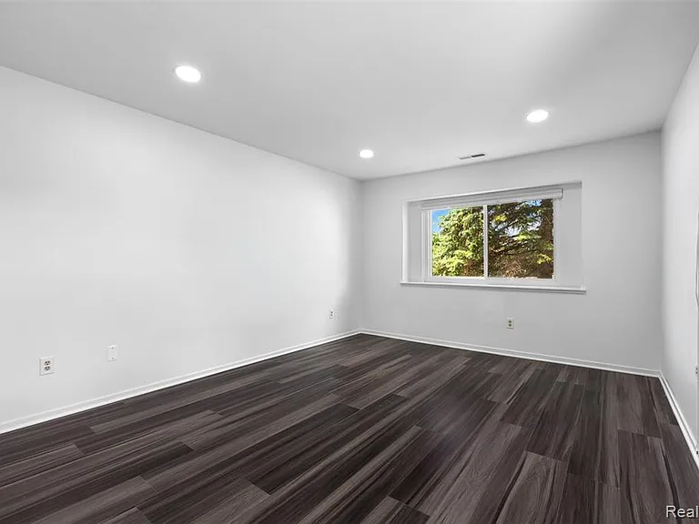 6680 Ridgefield Cir — Photo 29
