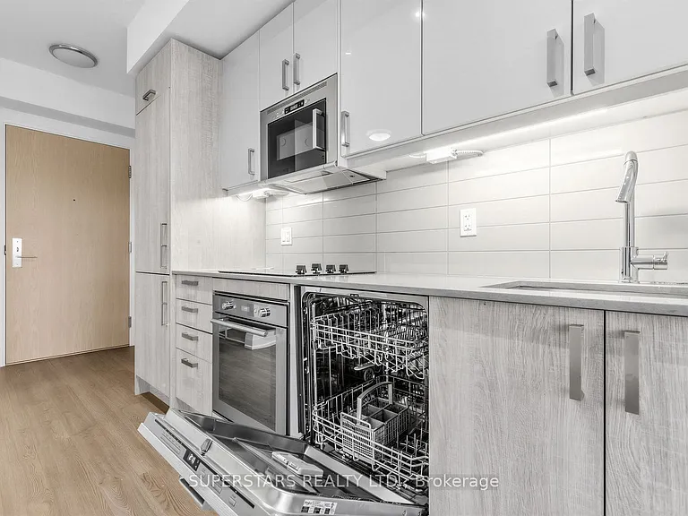 77 Mutual St #611 — Photo 17