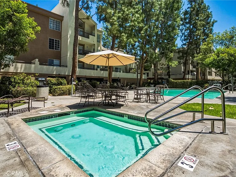 5540 Owensmouth Ave #306 — Photo 34