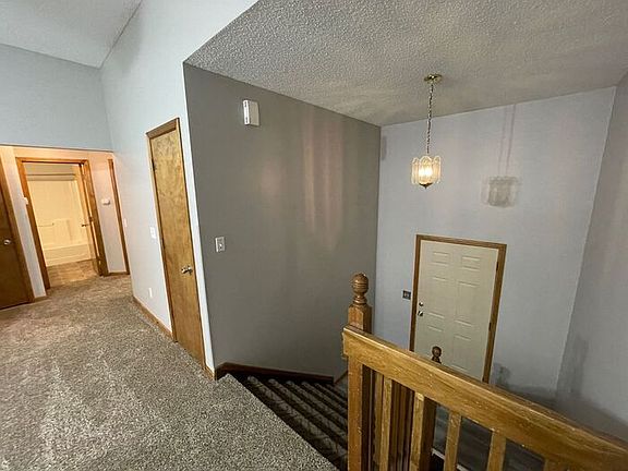 4th image of 25 Wallingford Dr