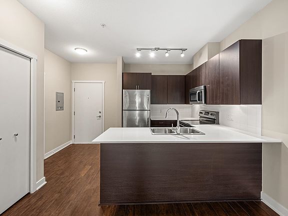 2nd image of 20460 Douglas Cres #305