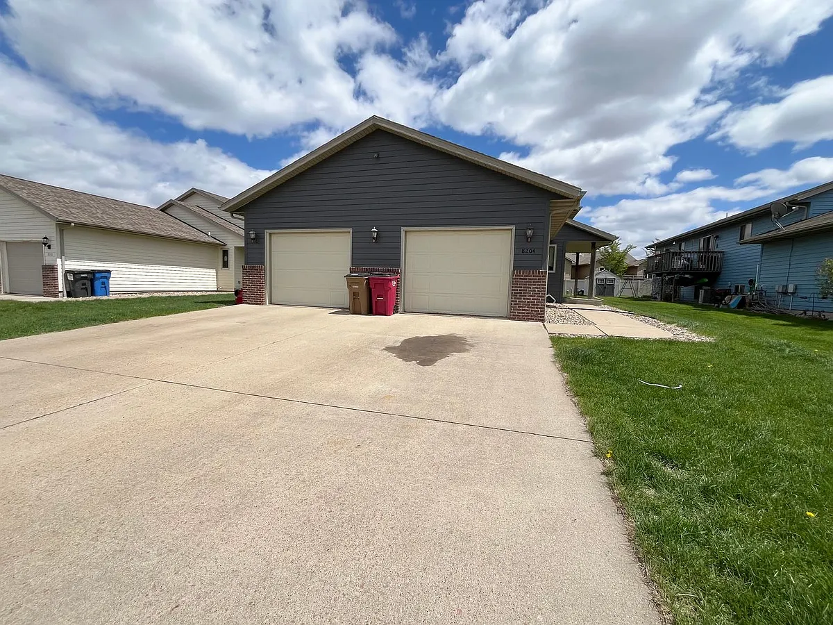 Building Photo - 8204 S Hughes Ave #2