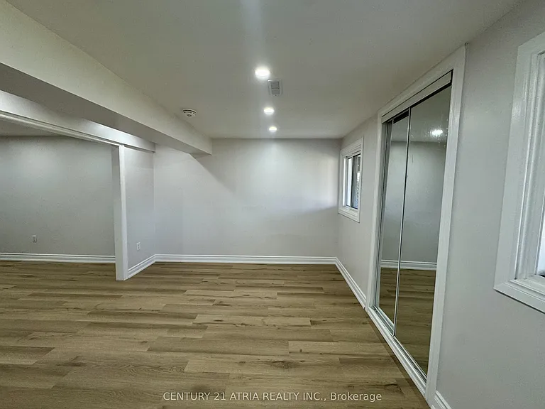 6 Woodward Cres #BASEMENT — Photo 4