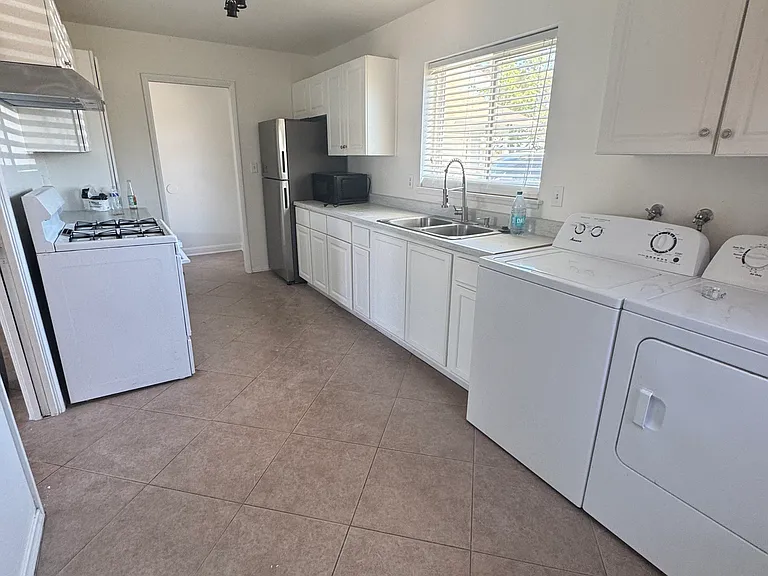 45045 Camolin Ave — Photo 4