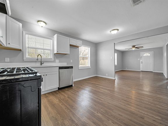 3rd image of 901 Johnson St